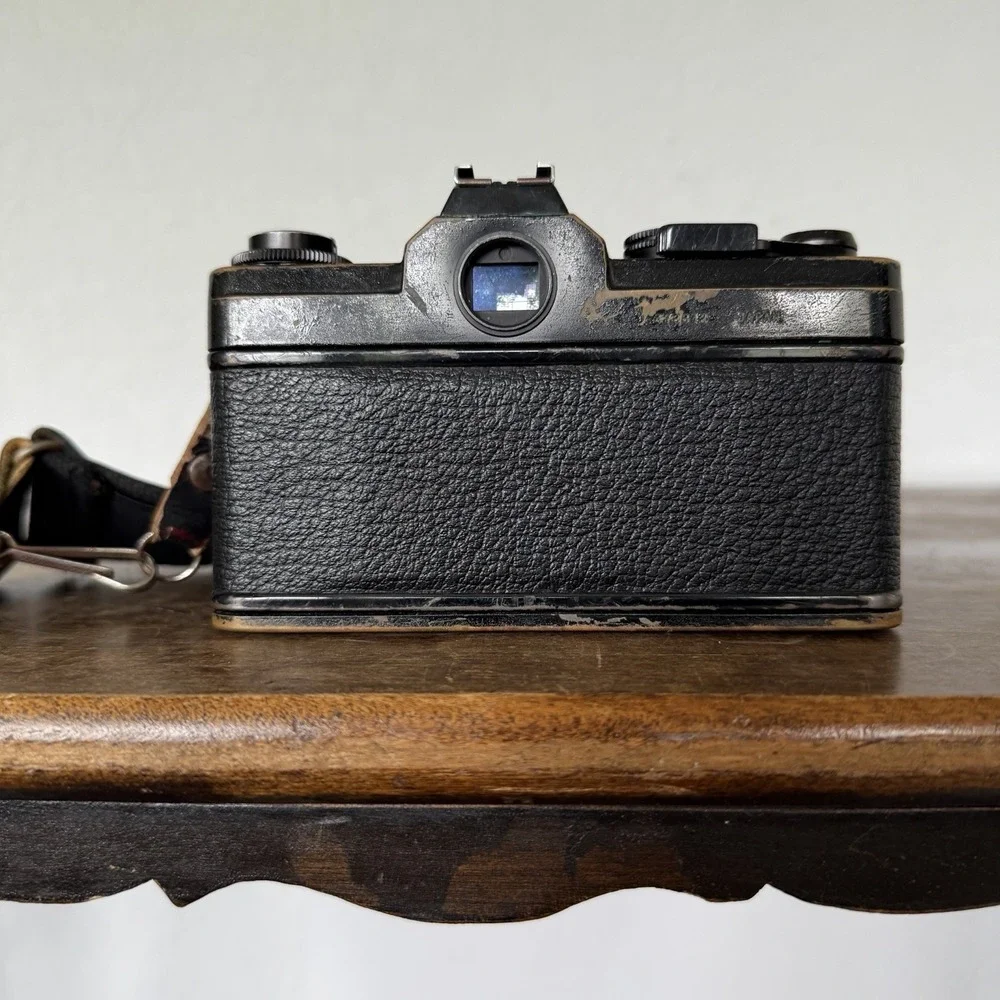 Vintage 1979 CHINON 35mm Film SLR Camera with 50mm f/1:1.7 - Untested Body Lens